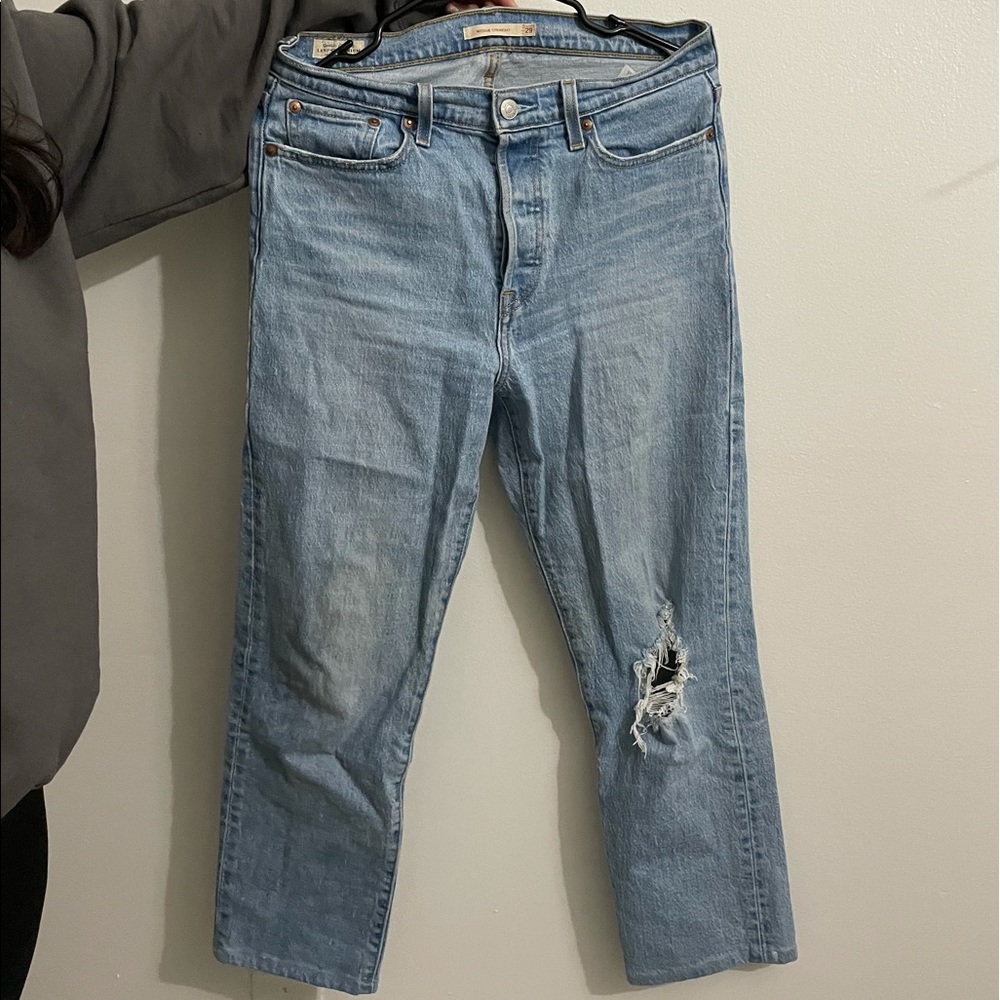 Levi’s wedgie straight 29, light blue with a distressed knee